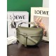 Loewe羅意威A貨包包經典造型手袋馬鞍包身採用非常柔韌光滑小牛皮內裡麂皮內寘兩個卡槽