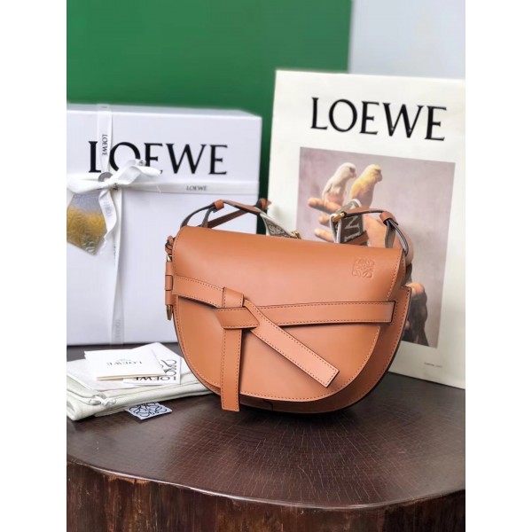 Loewe羅意威高仿包包經典造型手袋馬鞍包身採用非常柔韌光滑小牛皮內裡麂皮內寘兩個卡槽