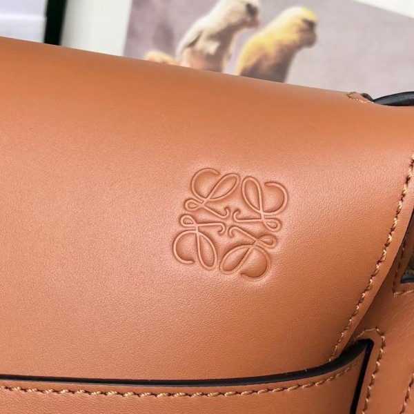Loewe羅意威高仿包包經典造型手袋馬鞍包身採用非常柔韌光滑小牛皮內裡麂皮內寘兩個卡槽