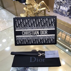 Christian Dior 迪奧原單品質這款手拿包飾以標誌性Oblique印花，採用米白色和黑色提花面料製作，中間logo刺繡。後幅飾以金屬洛色五金”DIOR”標誌，版型簡約時尚，空間充足，男女通用D2311-3