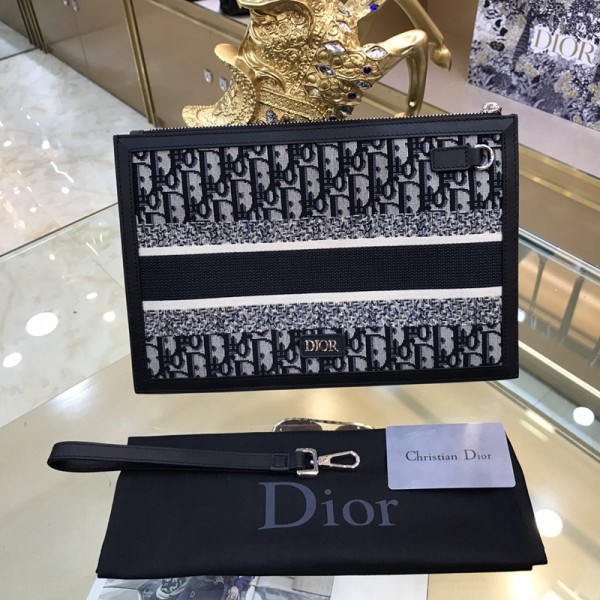 Christian Dior 迪奧原單品質這款手拿包飾以標誌性Oblique印花，採用米白色和黑色提花面料製作，中間logo刺繡。後幅飾以金屬洛色五金”DIOR”標誌，版型簡約時尚，空間充足，男女通用D2311-3