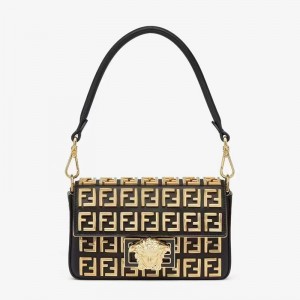 FENDI芬迪頂級原單高仿ace黑色皮革手袋，飾有金色FF圖案。 融合了Fend與Versace兩大品牌標誌性元素的Fendace系列被雙方的創意總監定義為“交換角色及品牌設計密碼，FF Logo與杜美莎頭像的融合