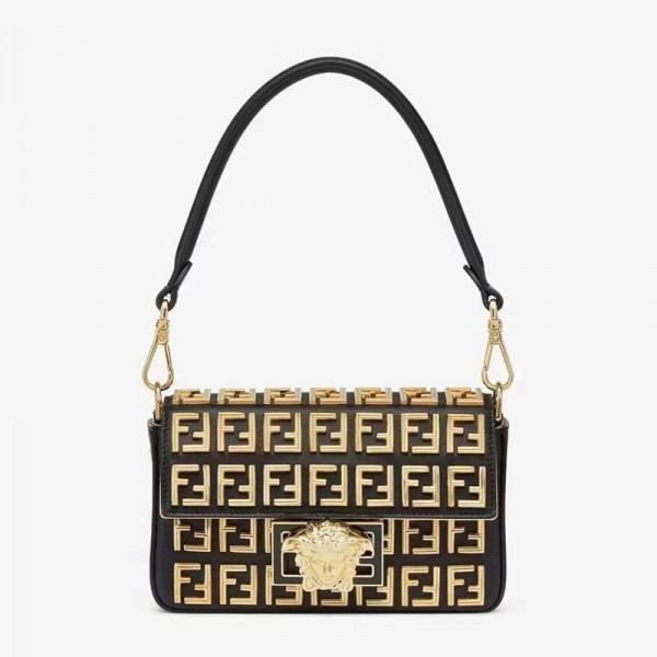FENDI芬迪頂級原單高仿ace黑色皮革手袋，飾有金色FF圖案。 融合了Fend與Versace兩大品牌標誌性元素的Fendace系列被雙方的創意總監定義為“交換角色及品牌設計密碼，FF Logo與杜美莎頭像的融合