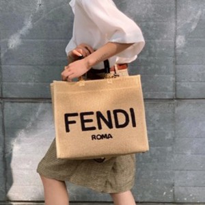 FENDI芬迪女士包包Sunshine草編手提袋採用拉菲草手工編織成的托特包，充滿了度假的氣息，大容量讓人感覺能裝下整個夏日，大尺寸+時髦的外觀完全是集美們旅遊的首選