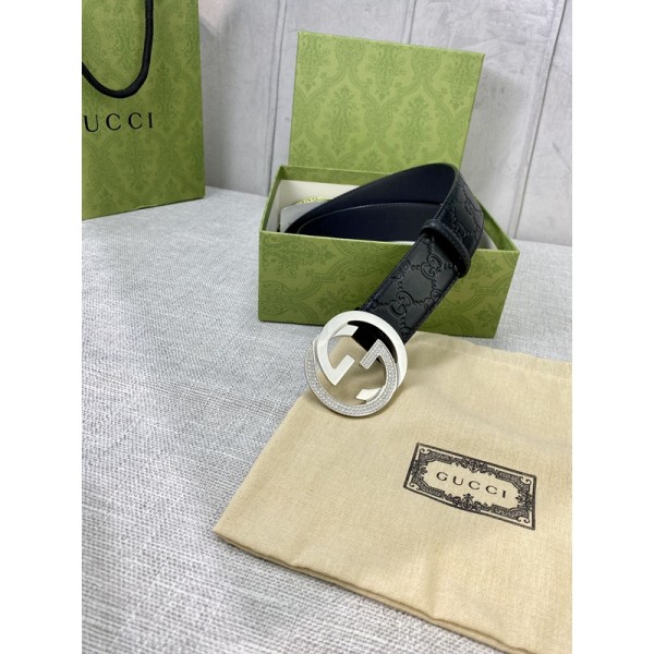Gucci古馳頻寬4.0cm GUCCI互扣式雙G原單鑲鑽鋼扣腰帶，採用熱壓印科技的Gucci Signature皮革精製而成，觸感厚實，印花圖案清晰分明。五金厚度：6.0mm