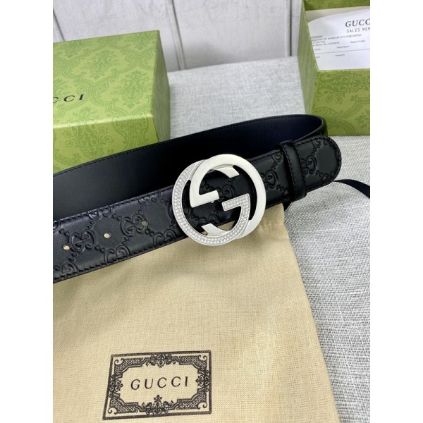Gucci古馳頻寬4.0cm GUCCI互扣式雙G原單鑲鑽鋼扣腰帶，採用熱壓印科技的Gucci Signature皮革精製而成，觸感厚實，印花圖案清晰分明。五金厚度：6.0mm