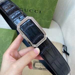 Gucci古馳4.0cm鱷魚紋牛皮搭配包頭鋼扣全身散發出精明銳氣的風芒，高檔大氣，做工精緻，高端客戶必入手