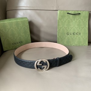 Gucci古馳——專櫃同款互扣式雙G帶扣腰帶，寬4.0cm採用熱壓印科技的Gucci Signature皮革精製而成，觸感厚實，印花圖案清晰分明