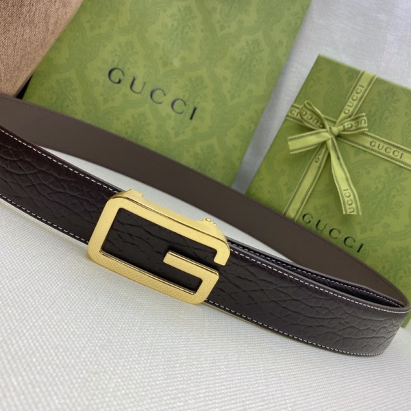 Gucci古馳——4.0cm男/女款腰帶採用標誌性的古銅色GG搭扣設計，搭配上乘皮料精製而成