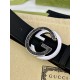 Gucci古馳——寬度4.0cm gucci這款腰帶在2020早秋系列中驚豔亮相，採用以標誌性米色/烏木色組合呈現的品牌雙G字母交織圖案，與黑色皮革材質相得益彰。 雙G 6.0mm厚度鋼扣採用做舊效果，突顯時尚造型