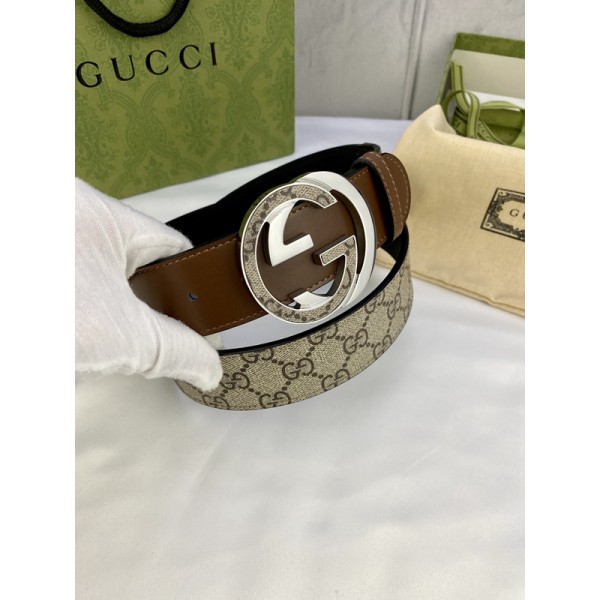 Gucci古馳——寬度4.0cm gucci這款腰帶在2020早秋系列中驚豔亮相，採用以標誌性米色/烏木色組合呈現的品牌雙G字母交織圖案，與黑色皮革材質相得益彰。 雙G 6.0mm厚度鋼扣採用做舊效果，突顯時尚造型