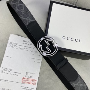 Gucci古馳——寬度4.0cm gucci這款腰帶在2020早秋系列中驚豔亮相，採用以標誌性米色/烏木色組合呈現的品牌雙G鏤空字母交織圖案，與黑色皮革材質相得益彰。 雙G搭扣採用做舊效果，突顯時尚造型。