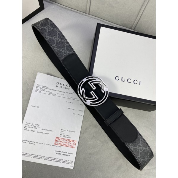 Gucci古馳——寬度4.0cm gucci這款腰帶在2020早秋系列中驚豔亮相，採用以標誌性米色/烏木色組合呈現的品牌雙G鏤空字母交織圖案，與黑色皮革材質相得益彰。 雙G搭扣採用做舊效果，突顯時尚造型。