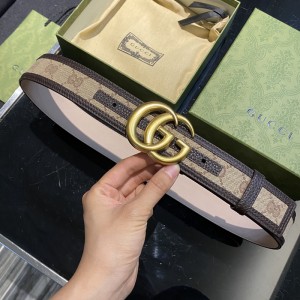 Gucci古馳——GG丹寧系列全新上市！！ 顏色：棕色，尺寸：3.8cm，棕色荔紋真皮包邊內飾以雙G牛仔織布，工藝複雜，做工精緻！ 銅金屬扣頭。 高端品質
