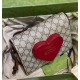 Gucci古馳頂級原單女士包包經典老花的基礎加上一顆大大的愛心顯得年輕俏皮，整個包身3D立體感十足袋手提包單肩包斜挎包637048