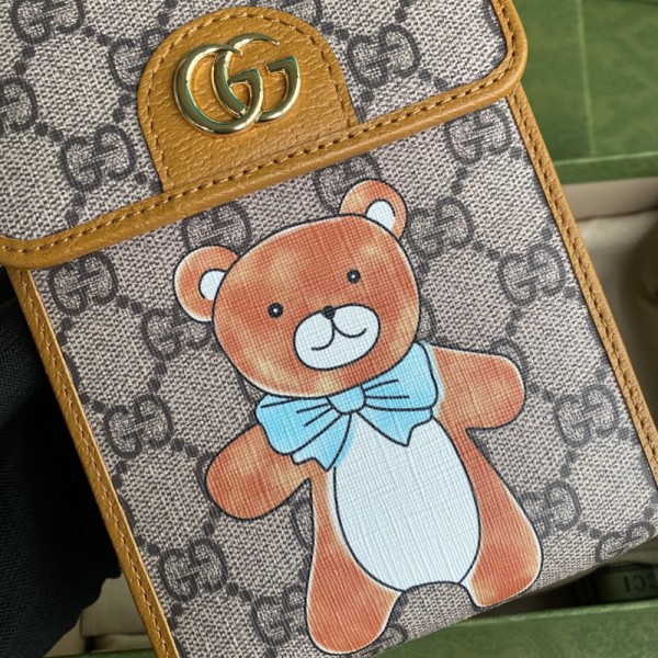 Gucci古馳女士包包頂級原單新款泰迪熊手機包，採用磁力翻蓋開合和可調節按扣內部：三個卡片隔層翻蓋開合搭配磁力按扣647805