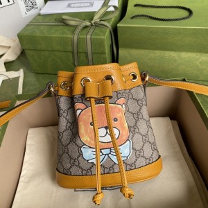 Gucci古馳頂級原單女士包包Ophidia桶包設計了這一系列成服和時尚配飾。通過Kai的特殊玩具熊 流行文化和復古感融合在一起 創造出一個機智的設計660304