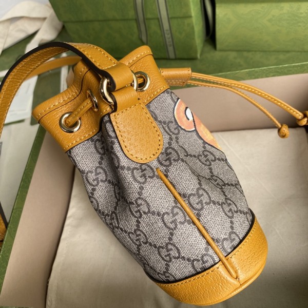 Gucci古馳頂級原單女士包包Ophidia桶包設計了這一系列成服和時尚配飾。通過Kai的特殊玩具熊 流行文化和復古感融合在一起 創造出一個機智的設計660304