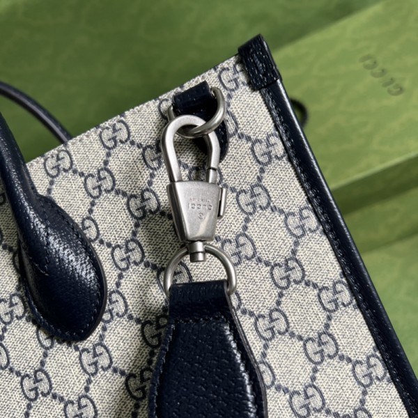 GUCCI古馳頂級原單全新時裝系列中，推出了經典隽永的藍色和米色組合，傳承材質的歷史淵源。 對於環境的影響較低的帆布材質被長久地運用於多個系列當中，已成為品牌的標誌性材質。 這款Gucci馬銜扣1955系列迷你手袋採用經典配色。 隱藏米色和藍色GG Supreme帆布，環保資料，藍色皮革滾邊。 型號：658574