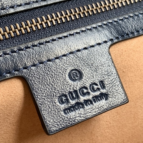 Gucci古馳女士包包全新推出韻GGMarmont採用白色斜紋絎縫皮革精神心製作飾以檸花飾帶雙G裝潢配件.鮮明的深藍色滾邊突顯翻蓋扣的驚豔設計