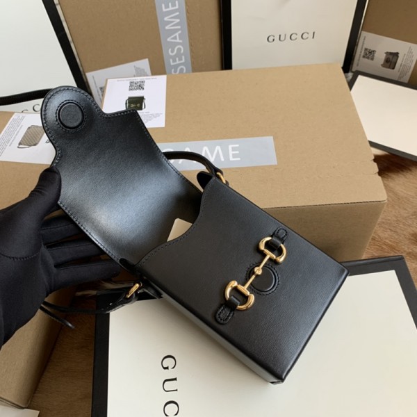 Gucci古馳女士包包馬銜扣手袋在2020早春系列中驚豔亮相.以全新視角演繹經典設計源於馬術運動雙環長條圖案625615