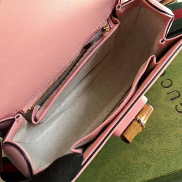 古馳-gucci頂級原單高原廠皮竹節小號手提包《Aria-時尚咏歎調》系列運用現代手法煥新演繹經典元素。 竹節是古馳的經典元素之一，自上世紀40年代以來出現於品牌的各個系列之中。 歷經八十多年的發展演變，這一經典元素糅合黑色皮革，煥新呈現在這款小號手提包上。 手袋還配有兩根可互換的肩帶——光面皮革材質展現優雅大方的經典氣質，條紋織帶肩帶則彰顯强烈的品牌內涵。 羊皮內裏。型號：675797