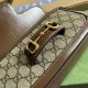 古馳-gucci頂級原單高仿\Gucci Horsebit 1955系列從典藏設計中擷取靈感，匠心糅合六十餘年前品牌初創的經典細節與現代時尚精髓，突顯馬銜扣的別致魅力。 這一設計圖案的靈感源自品牌馬術本源，由雙環和長條形兩個元素構成，至今已經成為品牌極具辨識度的標誌性元素之一。 米色/烏木色GG Supreme帆布，飾棕色皮革滾邊，金色調配件，金屬鏈背帶，型號：735178。
