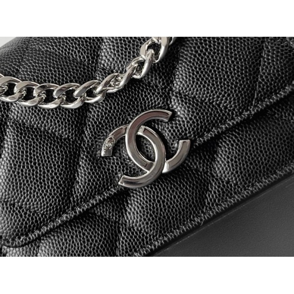 Chanel香奈兒頂級原單高仿又一款迷你小可愛，配上淺金鏈條，簡直太高級了，這次重點的是多了手柄的設計，手提肩背側背，可以讓你隨你凹造型.