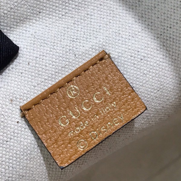 Gucci 古驰  背包 趣味盎然的米奇形象为这款GG帆布肩背包增添灵动之气 浅棕色皮革滚边细节则营造出复古感 602691