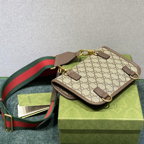 Gucci古馳女士包包斜挎胸包背面設計為雙排五金雙G的設計感極强採用高級PVC配原廠皮489617