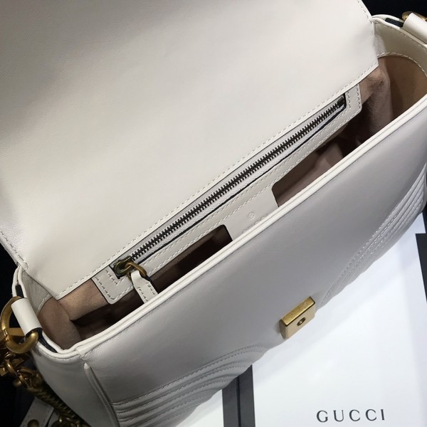 Gucci古馳女士包包一季就火遍時尚圈的GG Marmont標誌性的雙G logo帶著Gucci艺文浪漫的故事，將復古與華麗演繹的淋漓盡致斜挎包單肩包498110