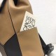 Loewe羅意威專櫃新款Puzzle Backpack男款系列雙肩包這款時尚雙肩包可雙肩，單肩背攜或手提，69-81cm長的包帶可供調節到最舒適的長度。採用進口西班牙小牛皮摸上去溫柔又舒適。柔軟粒面小牛皮精製而成，設計師貼心設計前幅一個小拉鍊口袋，側面一個小插袋可放隨身物品，非常方便使用。抽繩式➕插扣雙層隱私設計，給出門帶來100分安全感。人字紋圖案棉質帆布襯裡，內寘一個大拉鍊口袋，3個插袋，設計非常人性化。同色系Anagram圖案壓花10269