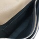 Loewe羅意威專櫃新款Puzzle男款系列這款時尚小巧的郵差包可單肩背攜或斜挎，可拆卸的包帶可調節到最舒適的長度。採用進口西班牙小牛皮摸上去溫柔又舒適。柔軟粒面小牛皮精製而成，一個大拉鍊口袋，人字紋圖案棉質帆布襯裡，內有兩個插袋隔層，背面一個拉鍊口袋格外方便，同色系Anagram圖案壓花。高端獨家私定制五金，小牛皮，德國進口莎菲線，進口ykk拉鍊，ZP工藝，讓你尊享頂級品質11359