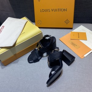 Louis Vuitton路易威登新品夏日系列INSIDER女士平底鞋高跟金屬扣粗跟凉鞋本款Horizon凉鞋以柔軟粒面小牛皮塑造率性構型，方形金屬LV字母與雙縫線鞋帶增添雅致細節