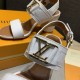 Louis Vuitton路易威登新品夏日系列INSIDER女士平底鞋高跟金屬扣粗跟凉鞋本款Horizon凉鞋以柔軟粒面小牛皮塑造率性構型，方形金屬LV字母與雙縫線鞋帶增添雅致細節