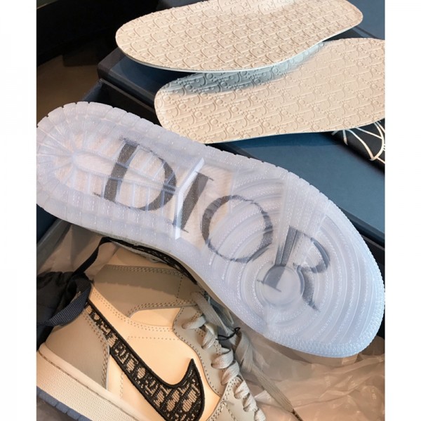 Dior迪奧重磅來襲Nike Air D Jordan 1，新款聯名dior迪奧和經典款AJ1，鞋面以乳白色和淺灰色為主調，側面Swoosh以D經典的滿印老花帆布打造，鞋幫上的經典飛翼改為“AIR D”字樣彰顯聯名身份。 整個鞋舌則使用純白色的滿印老花帆布，同時附帶有Jumpman Logo和飛翼Logo兩塊金屬吊牌。 最後搭載冰藍色半透明水晶外底，左右就還分別透出D字樣與飛翼Logo