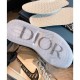Dior迪奧重磅來襲Nike Air D Jordan 1，新款聯名dior迪奧和經典款AJ1，鞋面以乳白色和淺灰色為主調，側面Swoosh以D經典的滿印老花帆布打造，鞋幫上的經典飛翼改為“AIR D”字樣彰顯聯名身份。 整個鞋舌則使用純白色的滿印老花帆布，同時附帶有Jumpman Logo和飛翼Logo兩塊金屬吊牌。 最後搭載冰藍色半透明水晶外底，左右就還分別透出D字樣與飛翼Logo