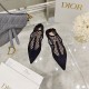 Dior迪奧高定系列頂級高端版本靈動詮釋Dior精湛工藝，經典鏤空網格詮釋璀璨美好的奇幻，以春日增添點滴星光，運用原版一致獨特的刺繡工藝.，搭配雙色的“Christian Dior”飾帶彰顯品牌經典細節！ 優雅精緻，時尚百搭！ ✔ 資料：原版針織面料，織帶 ✔ 內裡：內裡及墊腳小羊皮 ✔ 底部：義大利真皮底