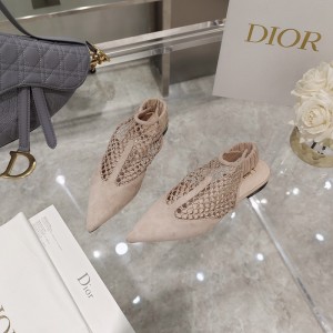 Dior迪奧高定系列頂級高端版本靈動詮釋Dior精湛工藝，經典鏤空網格詮釋璀璨美好的奇幻，以春日增添點滴星光，運用原版一致獨特的刺繡工藝.，搭配雙色的“Christian Dior”飾帶彰顯品牌經典細節！ 優雅精緻，時尚百搭！ ✔ 資料：原版針織面料，織帶 ✔ 內裡：內裡及墊腳小羊皮 ✔ 底部：義大利真皮底