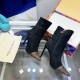 Louis Vuitton LV路易威登高版本女士高跟踝靴踝靴擁有宛如第二層肌膚的襪狀織物優雅纖細的高跟再為Monogram帆布鞋頭點綴精巧飾釘致敬路易•威登的制箱傳承。加襯內底帶來舒適穿著體驗