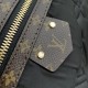 LV路易威登頂級原單M20971黑色本款Pillow Maxi腰包為寒冷街頭及皚皚雪道增添矚目亮彩。 蓬鬆刺繡回收錦綸搭配Mini Monogram飾邊，流露炫酷格調。 包身寬敞輕盈，提供暖手等多樣功能，可斜跨亦可系於腰間
