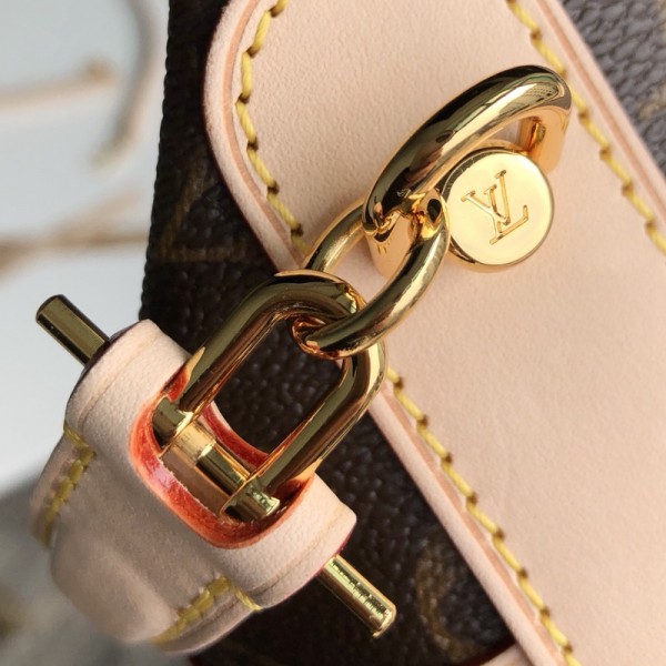 LV路易威登頂級原單DUFFLE手袋M43587春夏系列中備受鍾愛的Duffle手袋，出自女裝藝術總監Nicolas Ghesquière之手的改良設計。 由柔軟的Monogram帆布裁制而成，配有做工精細的標誌性S形鎖扣，此款可手提，可肩背的包袋是日間或晚宴造型的時尚配飾