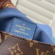 LV路易威登【頂級原單】M44321藍色Locky BB手袋採用Monogram帆布和牛皮材質，配有醒目的大尺寸金色掛鎖鎖扣，兼具精緻內涵與時尚個性。可以多種方式背攜，適合不同心境與場合，令時尚格調整日如影隨形：可手提、手挽，或借助可拆卸包帶肩背或斜挎