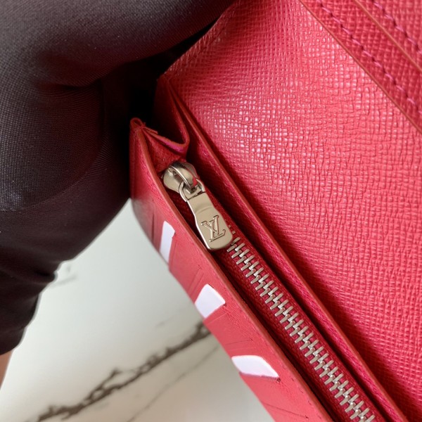 LV路易威登M66540十字紋玫紅新款西裝夾這款皮夾是彩色搭配別出心裁Brazza而制，採用DamierGraphite帆布製造設計實用極具都會風格可輕易放入上衣口袋尺寸