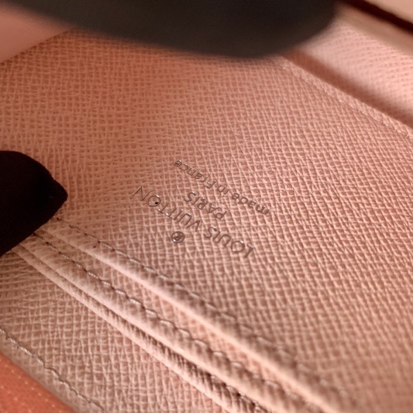 LV路易威登M60067水波紋粉色此款小巧的Zippy拉鍊零錢包由路易威登標誌性Epi皮革裁制而成，優雅迷人。 可容納小額零錢、信用卡與折疊紙幣牛皮牛皮內襯信用卡插槽大號隔層拉鍊開合