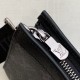 LV路易威登頂級原單M81124 Gaston可穿戴錢包的設計靈感來源於House的Poch ette Voyage。 由Monogram Eclipse Reverse帆布製成，它有一個可移動和可調節的紡織帶與可拆卸的卡持有人連接到它，非接觸式支付或通勤卡的理想選擇。 該加斯頓是完美的大小日常必需品，如智能手機