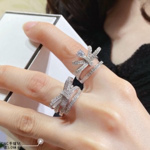 Chanel香奈兒頂級原單高仿蝴蝶帶鑽戒指全新RUBAN系列高級珠寶作品線條靈動的蝴蝶結或環繞指間、或在頸窩處閃耀、亦或在耳畔劃出完美弧度，以大膽的風格演繹現代高級珠寶風格