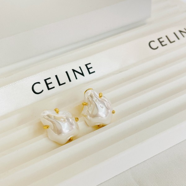 Celine賽琳頂級原單高仿早春新品不規則珍珠耳釘黃銅材質Celine爆款百搭非常俏皮的一個款式，但是做工真的超級精良，上耳超級好看，專櫃一致耳釘