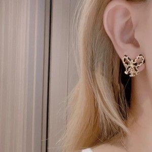 Gucci古馳頂級原單高仿Chanel 22年新款蝴蝶結穿皮耳釘耳環運用品質上乘的黃銅材質搭配皮革打造蝴蝶結造型。 紋路清晰有規律，質感極好，簡潔優雅，時尚同時又顯氣質！ 耳釘