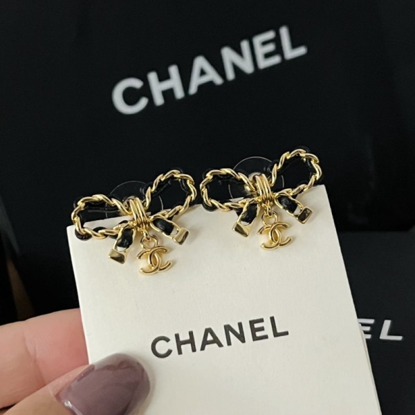 Chanel香奈兒頂級原單高仿22年新款蝴蝶結穿皮耳釘耳環運用品質上乘的黃銅材質搭配皮革打造蝴蝶結造型。 紋路清晰有規律，質感極好，簡潔優雅，時尚同時又顯氣質！ 耳釘